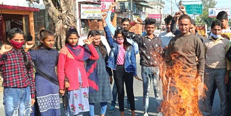 युवा कांग्रेस ने केंद्र सरकार का फूंका पुतला