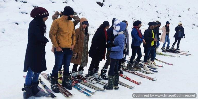 एक्सक्लूसिव : औली की बर्फीली ढलानों पर सात पर्यटक ले रहे स्की का प्रशिक्षण – संजय कुंवर औली