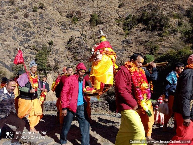 गडगू के सुरम्य बुग्याल में जाखराजा मेला सादगी के साथ संपन्न – लक्ष्मण नेगी ऊखीमठ