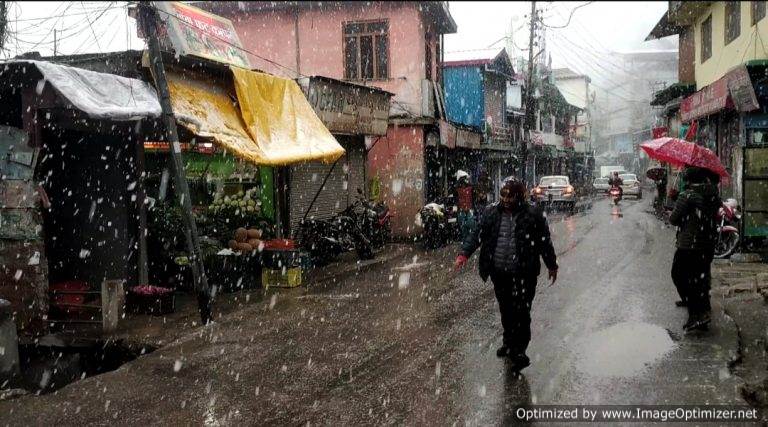 सीमांत जोशीमठ व गांवों में बर्फबारी, नेताओं की बढ़ी मुश्किलें! – संजय कुंवर जोशीमठ