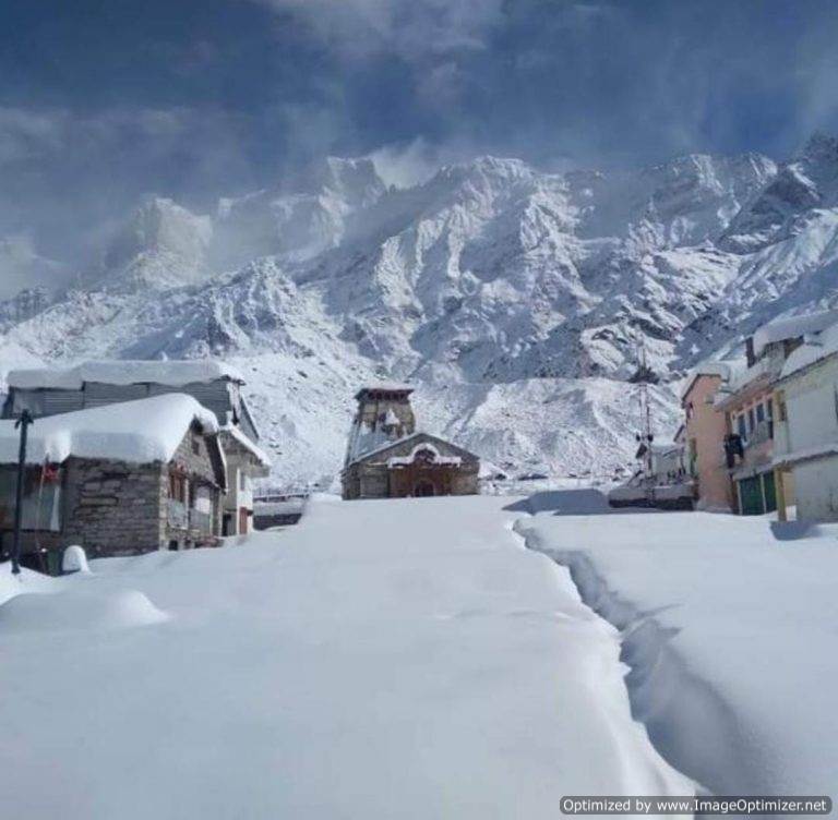 केदारघाटी के गांवों में बर्फबारी ने बढ़ाई ठिठुरन, जनजीवन अस्त-व्यस्त – लक्ष्मण नेगी ऊखीमठ