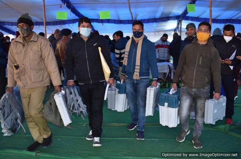 चमोली जिले के दूरस्थ मतदेय स्थलों के लिए पोलिंग पार्टियां रवाना – पहाड़ रफ्तार