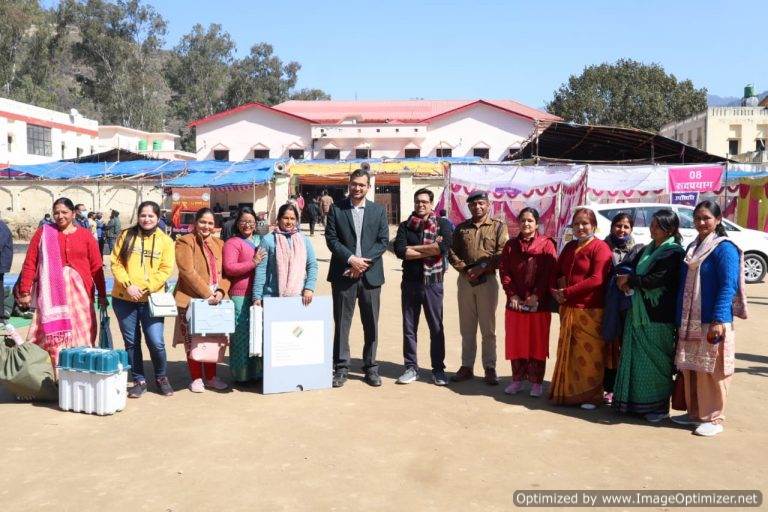 जिले के दोनों विधानसभाओं के लिए 343 पोलिंग पार्टियां अपने गंतव्य को रवाना – लक्ष्मण नेगी