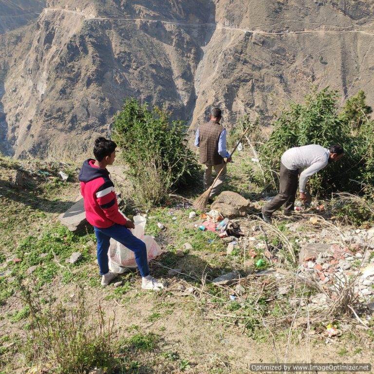 मुख्य सचिव के निर्देशन पर पालिका ने हाईवे पर सघन सफाई अभियान चलाया – संजय कुंवर जोशीमठ