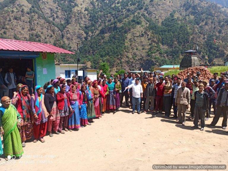 गैड़ – गडगू मोटर मार्ग की कछुआ गति सहित आठ सूत्रीय मांगों को लेकर ग्रामीणों ने किया प्रदर्शन – लक्ष्मण नेगी ऊखीमठ