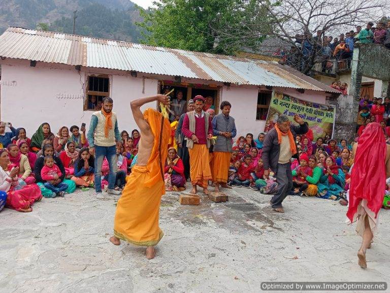 नन्दा नन्दी कुंड और स्वनूल सोना शिखर के लिए हुई विदा –  वीडियो में देखें देवभूमि के साक्षात देवता