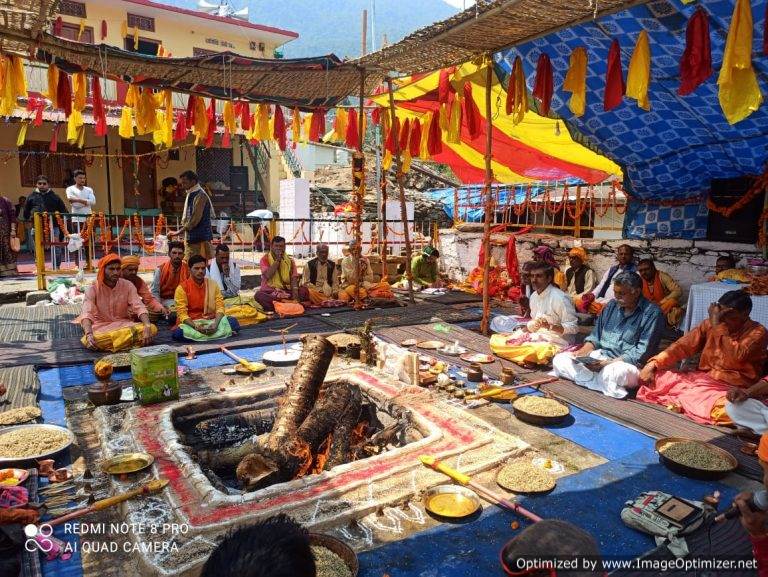 महायज्ञ व महा शिवपुराण कथा में प्रतिदिन सैकड़ों श्रद्धालु शामिल होकर पुण्य अर्जित कर रहे – लक्ष्मण नेगी ऊखीमठ