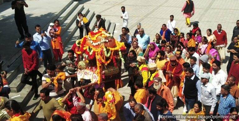 जय बदरी विशाल के जयकारों के साथ शंकराचार्य की पवित्र गद्दी व गाडू घड़ा जोशीमठ से रवाना – संजय कुंवर जोशीमठ