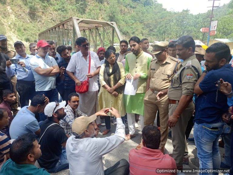 आक्रोश : कुण्ड – चोपता – गोपेश्वर राष्ट्रीय राजमार्ग संसारी में दस दिन बाद भी न खुलने पर किया चक्काजाम