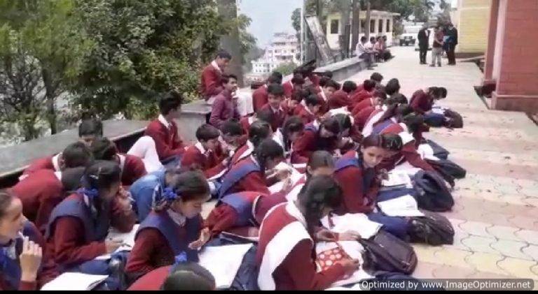 मांगों को लेकर छात्रों ने एसडीएम कार्यालय के बाहर बैठ की पढ़ाई, सीएम को भेजा ज्ञापन – संजय कुंवर जोशीमठ