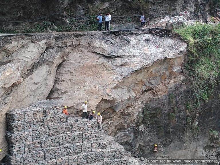 आक्रोश :17वें दिन बाद भी राष्ट्रीय राजमार्ग पर आवाजाही नहीं हुई सुचारू, दी चेतावनी – लक्ष्मण नेगी ऊखीमठ