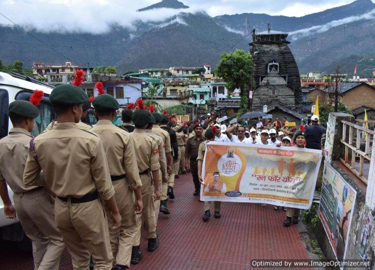 गोपेश्वर कलेक्ट्रेट परिसर से गोपीनाथ मंदिर तक रन फार योगा रैली निकाल कर किया जागरूक