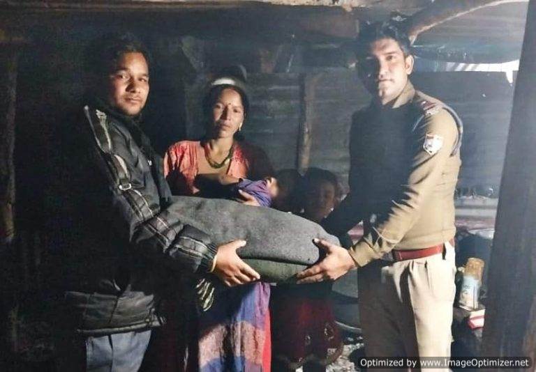 मानवता : घांघरिया पुलिस ने जरूरतमंद को बांटे कंबल – संजय कुंवर