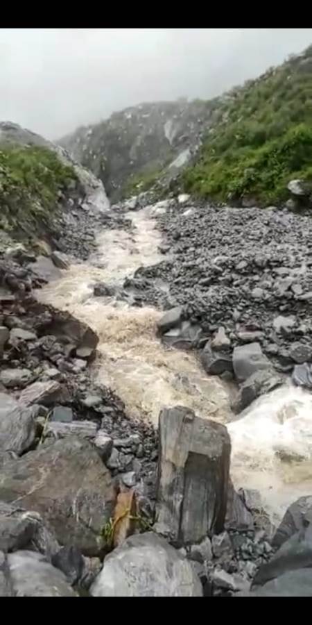 सैलानियों के लिए दूसरे दिन भी फूलों की घाटी में प्रवेश बन्द,क्षतिग्रस्त पैदल मार्गों का जायजा लेने घाटी पहुंची पार्क प्रशासन टीम