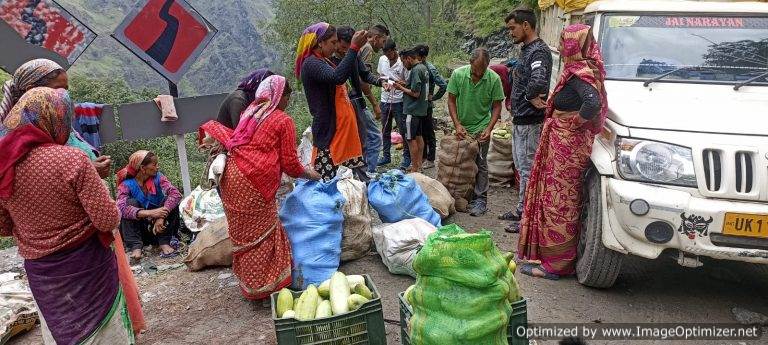 अरोसी ग्वाड मोटर मार्ग क्षतिग्रस्त होने से ग्रामीणों को नकदी फसल बाजार तक पहुंचाने में हो रही परेशानी – रघुबीर नेगी