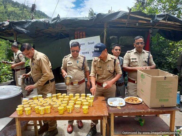 चमोली पुलिस जूस पिलाकर कर रही कांवड़ियों का स्वागत – संजय कुंवर