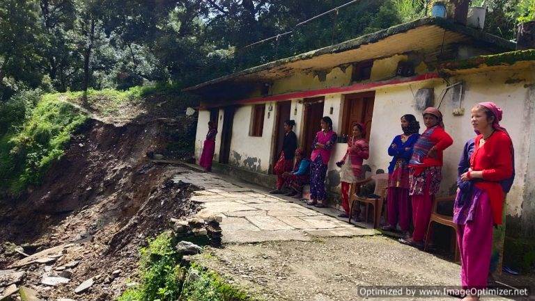 आकाशीय बिजली गिरने से दो मकान व दर्जनभर गौशालाएं खतरे की जद में – लक्ष्मण नेगी ऊखीमठ