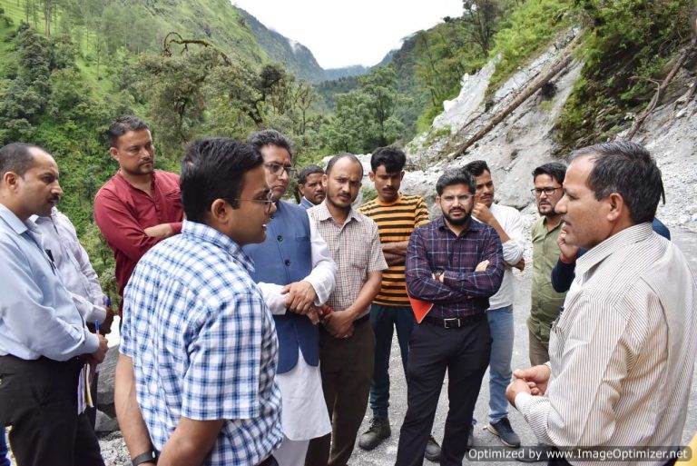 जिलाधिकारी ने निजमुला-गौणा-पाणा-ईराणी मोटर मार्ग का किया निरीक्षण