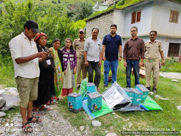 आपदा प्रभावितों को प्रशासन ने बांटे तिरपाल – संजय कुंवर