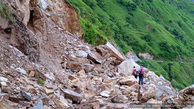 बारिश बनी आफत : स्यूंण मोटर मार्ग पांच दिनों से बंद, ग्रामीण जान जोखिम में डालकर आवाजाही को मजबूर