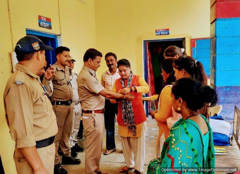 एकल विद्यालय की बहिनों ने आइटीबीपी व पुलिस जवानों को बांधी राखी – पहाड़ रफ्तार