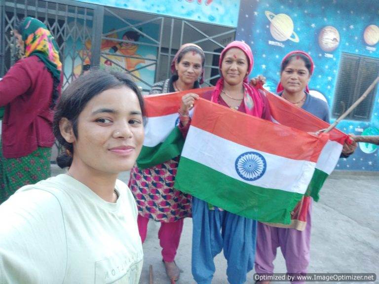 आजादी के अमृत महोत्सव पर देवग्राम की महिलाओं ने सफाई अभियान चलाकर घरों में लगाया तिरंगा – पहाड़ रफ्तार