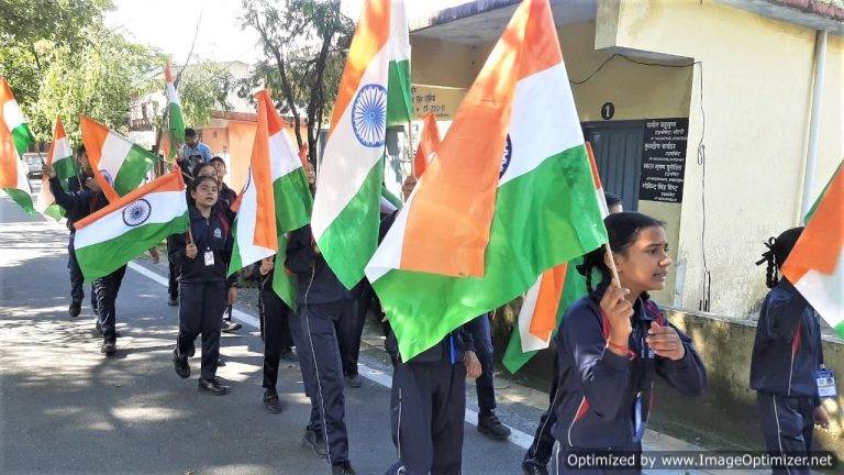 गोपेश्वर में छात्रों ने निकाली तिरंगा रैली – पहाड़ रफ्तार