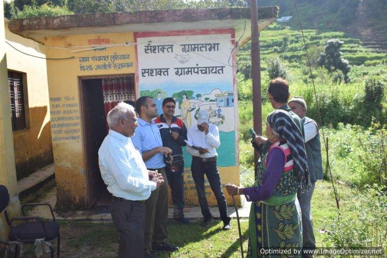 जिलाधिकारी ने आपदा प्रभावित से मुलाकात कर जाना हाल, अधिकारियों को दिए निर्देश – लक्ष्मण नेगी ऊखीमठ