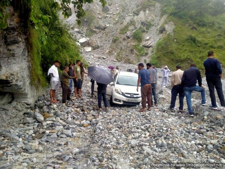 सीमांत में बारिश से बदरीनाथ हाईवे जगह – जगह  बाधित – संजय कुंवर जोशीमठ