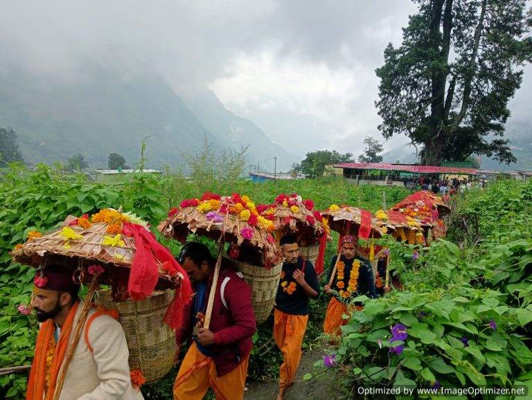 मां नन्दा को बुलाने के लिए उर्गमघाटी की 20 छंतोलियां कैलाश रवाना – रघुबीर नेगी की रिपोर्ट