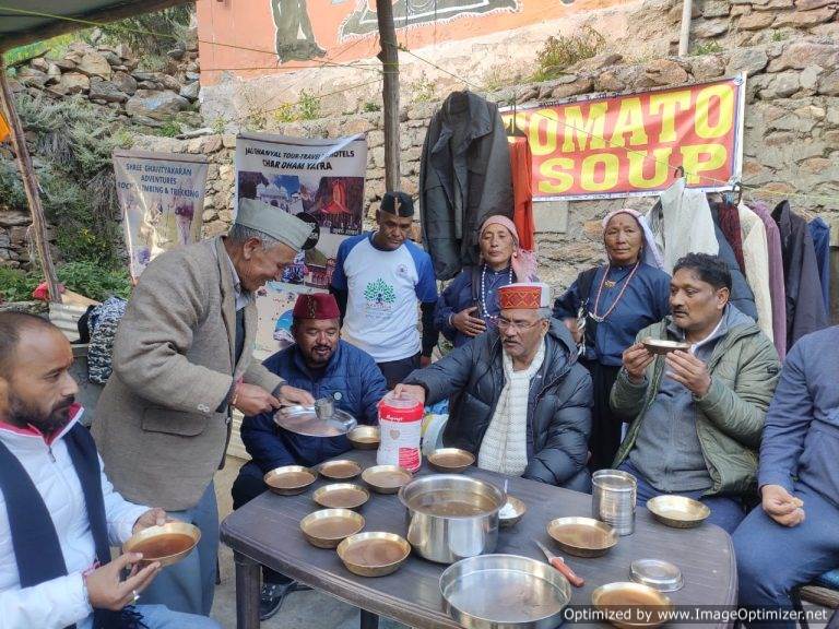 पूर्व सीएम ने बसुधारा के दर्शन कर माणा में स्थानीय घी चाय का लिया जायका – संजय कुंवर