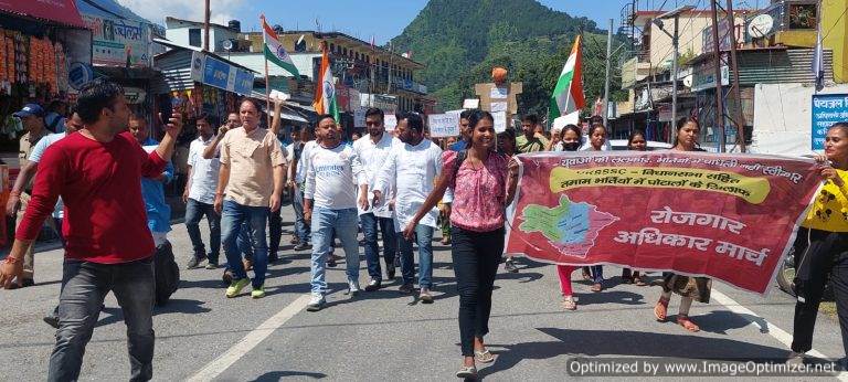 गौचर में युवाओं ने प्रदेश सरकार का पुतला दहन कर निकाली रैली, सीबीआई जांच की मांग की – केएस असवाल गौचर