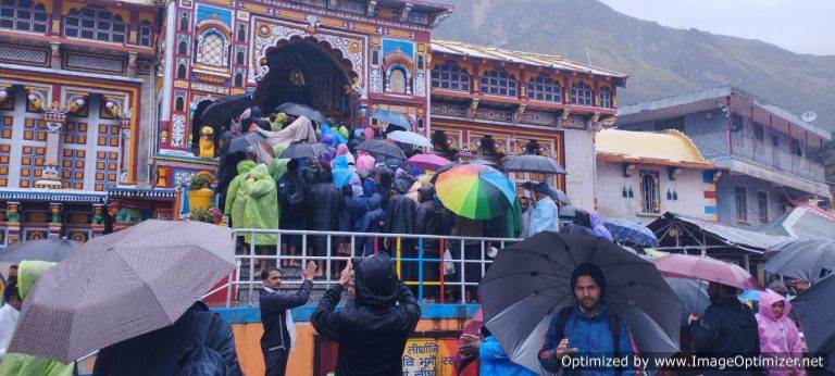 सीमांत की चोटियों पर हिमपात व निचले इलाकों में बारिश से जनजीवन प्रभावित, बढ़ी ठंडक – संजय कुंवर