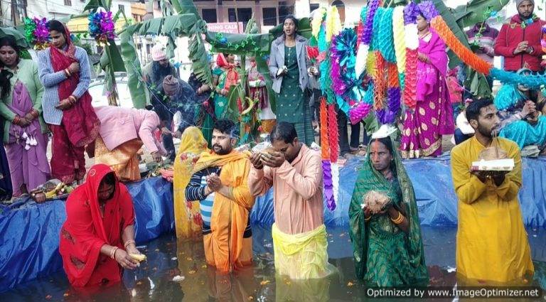 जोशीमठ : पूर्वी आस्था लोक महापर्व छट पूजा की बिखरी छटा, उगते हुए भगवान भाष्कर को अर्घ्य देकर सम्पन्न हुआ व्रत