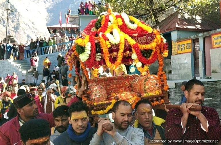 आदिगुरु शंकराचार्य की पवित्र गद्दी नृसिंह मंदिर में हुई विराजमान, फूलों से किया स्वागत – पहाड़ रफ्तार