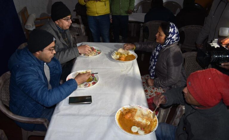 डीएम हिमांशु खुराना ने आपदा प्रभावितों के साथ बैठकर किया भोजन, बढ़ाया हौसला –