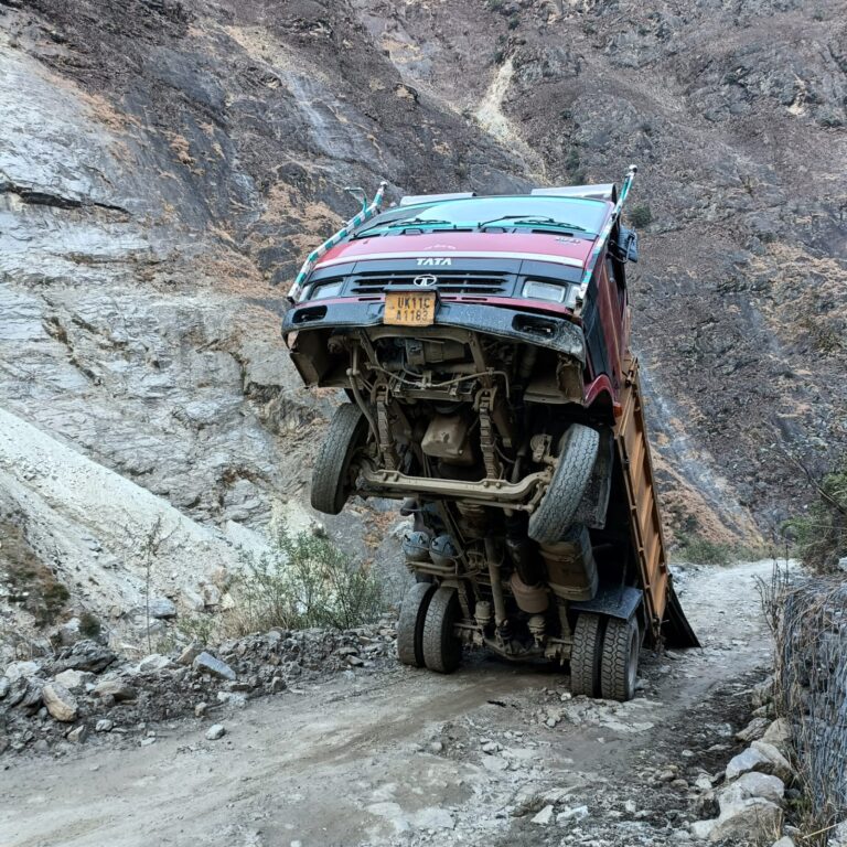 ब्रेकिंग न्यूज : हेलंग – उर्गम मोटर मार्ग पर बड़ा हादसा टला – पहाड़ रफ्तार