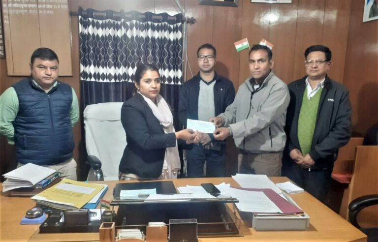 जोशीमठ के तीन प्रभावित परिवारों को एसडीएम ने बांटा मुआवजा का चेक – पहाड़ रफ्तार