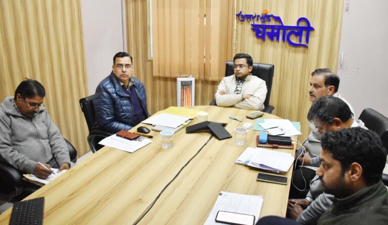 डीएम ने गढ्ढा मुक्त सड़क को लेकर अधिकारियों की ली बैठक, दिए निर्देश