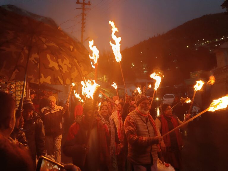 जोशीमठ : आपदा प्रभावितों ने निकाला नगर में मशाल जुलूस