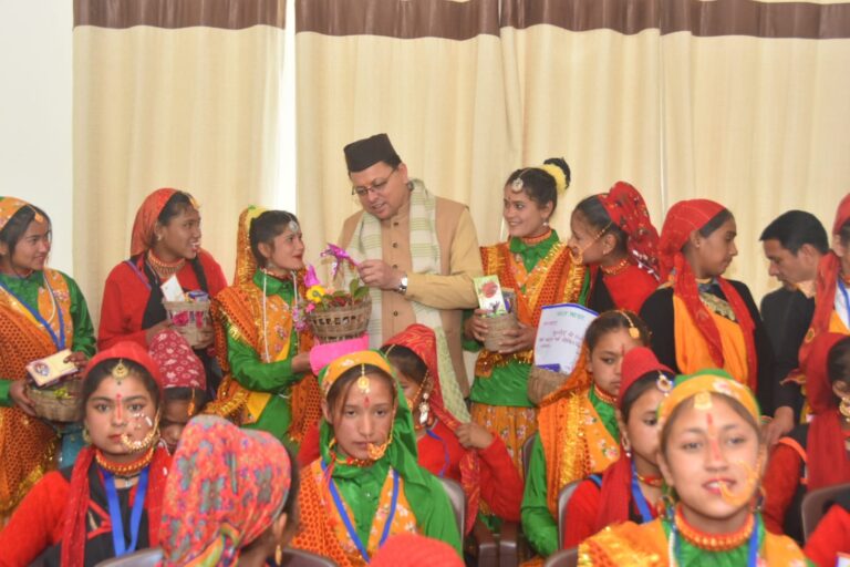 सीएम पुष्कर धामी ने बच्चों संग भराड़ीसैंण में मनाया लोकपर्व फूलदेई