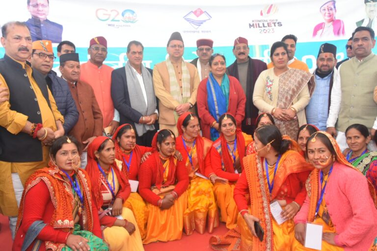 गैरसैंण : मुख्यमंत्री ने लिया पहाड़ी व्यंजनों का जायका