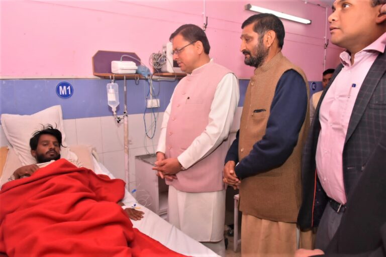 गैरसैंण : मुख्यमंत्री ने मरीजों का जाना हालचाल