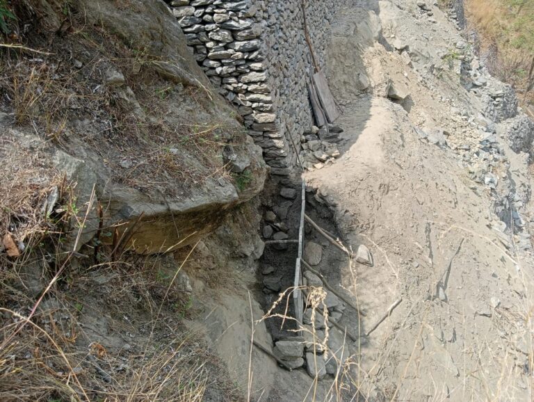 हेलंग – उर्गम मोटर मार्ग पर हो रहे घटिया निर्माण कार्य को उर्गमघाटी के युवाओं ने कराया बंद – पहाड़ रफ्तार