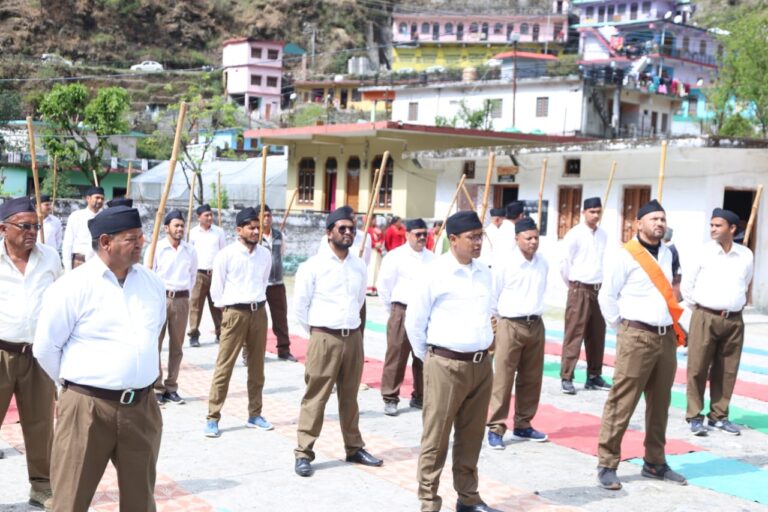 नंदानगर : महिलाओं ने पुष्प वर्षा से किया स्वयंसेवियों का स्वागत