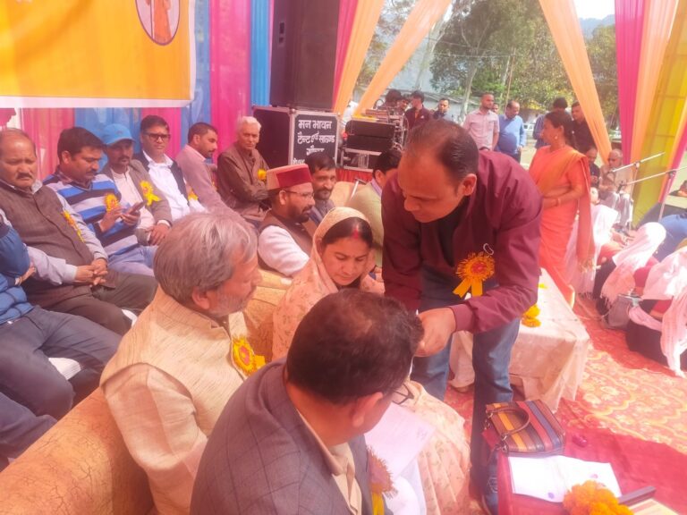 सांसद तीरथ रावत को गौचर नगर क्षेत्र की समस्याओं को लेकर व्यापार संघ अध्यक्ष ने सौंपा ज्ञापन – पहाड़ रफ्तार