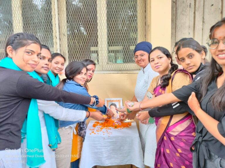 स्व.डॉ इन्दिरा हृदयेश की जयंती पर एमकेपी पीजी कॉलेज में पुष्प अर्पण किया
