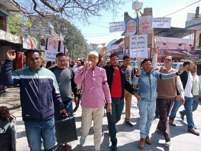 कांग्रेसियों ने केंद्र सरकार के खिलाफ प्रदर्शन कर किया पुतला दहन