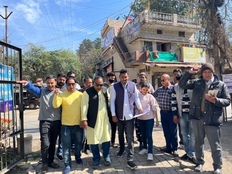 कांग्रेस प्रदेश सचिव के प्रयासों से शुरू हुआ सड़क का रुका हुआ कार्य