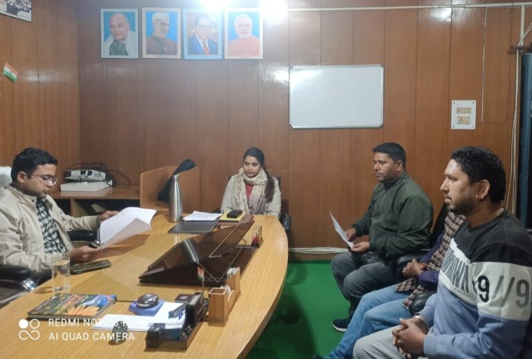 चमोली : जिला पंचायत उपाध्यक्ष के खिलाफ अविश्वास प्रस्ताव के लिए सदस्यों ने डीएम को सौंपा पत्र